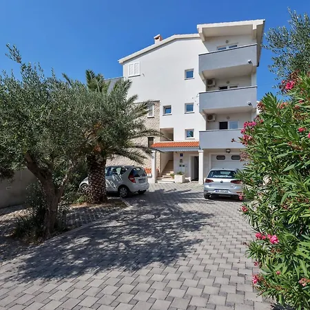 Apartman Vele Duplex-wohnung Mit Terrassen Und Meerblick By Interhome