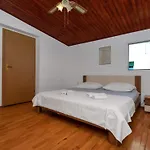 Vele Duplex-wohnung Mit Terrassen Und Meerblick By Interhome Apartman