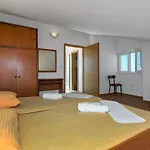 Vele Duplex-wohnung Mit Terrassen Und Meerblick By Interhome Makarska