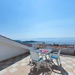 Vele Duplex-wohnung Mit Terrassen Und Meerblick By Interhome