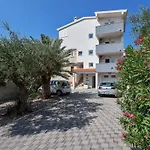 Apartman Vele Duplex-wohnung Mit Terrassen Und Meerblick By Interhome