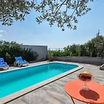 Vele Duplex-wohnung Mit Terrassen Und Meerblick By Interhome Apartman Makarska