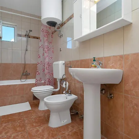 Vele Duplex-wohnung Mit Terrassen Und Meerblick By Interhome Makarská