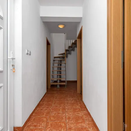 Vele Duplex-wohnung Mit Terrassen Und Meerblick By Interhome Makarská