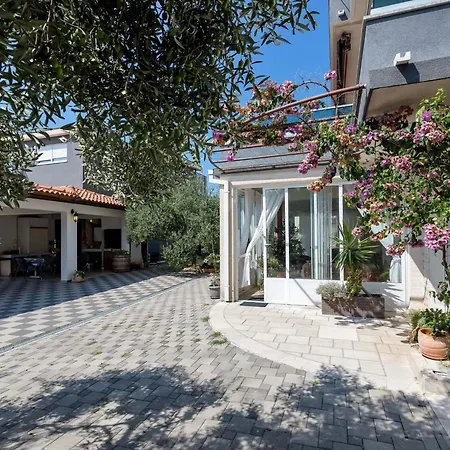 Apartmán Vele Duplex-wohnung Mit Terrassen Und Meerblick By Interhome Makarská