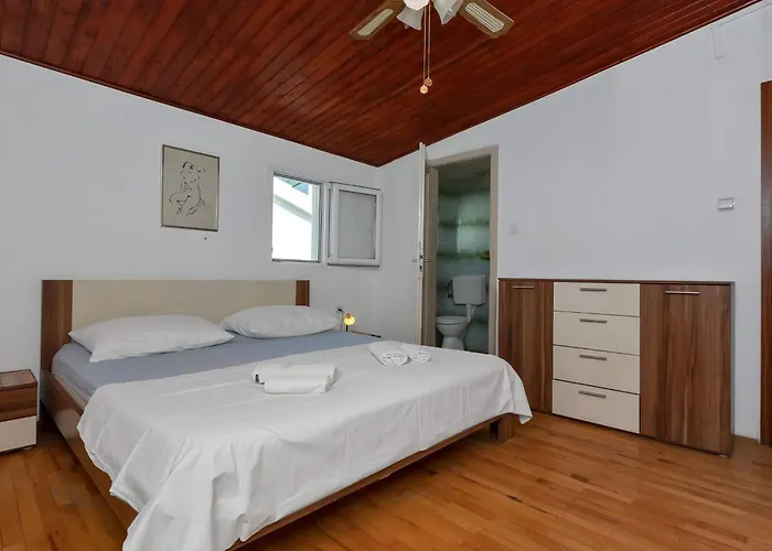 Apartment Vele Duplex-wohnung Mit Terrassen Und Meerblick By Interhome *