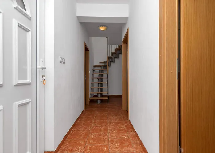 Vele Duplex-wohnung Mit Terrassen Und Meerblick By Interhome Makarska