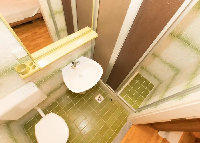 Apartman Vele Duplex-wohnung Mit Terrassen Und Meerblick By Interhome Makarska